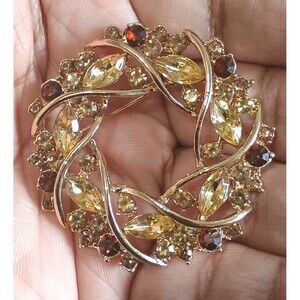 Brown Amber Tone Rhinestone Wreath Gold Tone Vintage Brooch